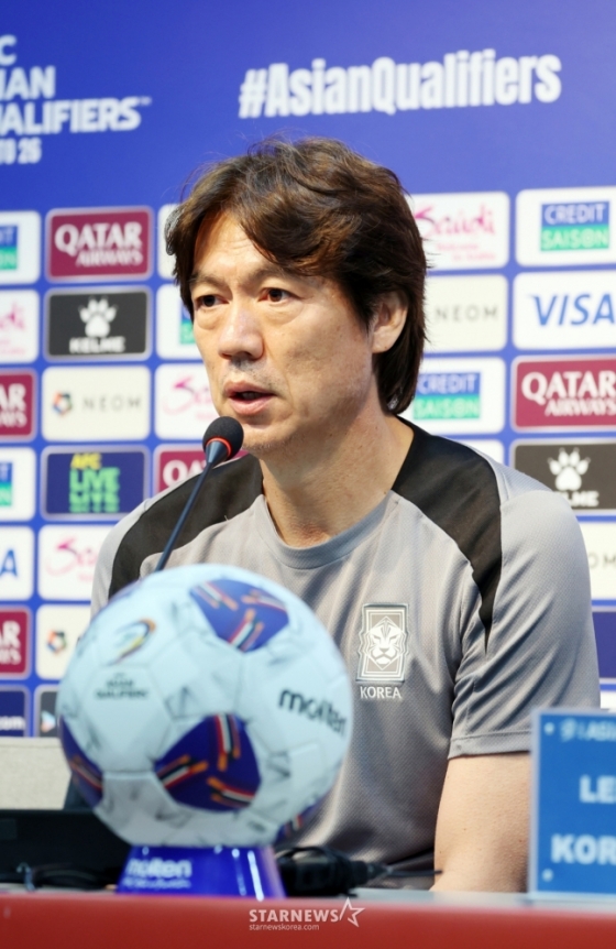 홍명보 한국 축구대표팀 감독이 쿠웨이트와 &#039;2026 국제축구연맹(FIFA) 북중미 월드컵&#039; 아시아 3차 예선 조별리그 B조 최종 10차전 사전 기자회견에서 취재진 질문에 답하고 있다. /사진=강영조 선임기자
