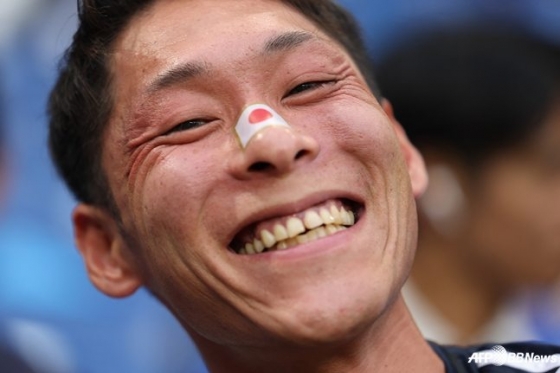 10일 오후 7시 35분 일본 수이타의 파나소닉 스타디움에서 열린 2026 국제축구연맹(FIFA) 북중미월드컵 C조 최종 10차전 경기를 찾아 웃는 일본 관중. /AFPBBNews=뉴스1