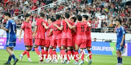 한국 대표팀 선수들이 선제골을 넣고 기뻐하고 있다. /사진=강영조 선임기자