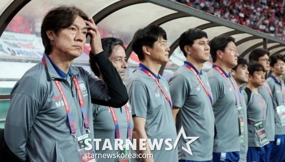 홍명보(가장 왼쪽) 감독과 코칭 스태프. /사진=강영조 선임기자