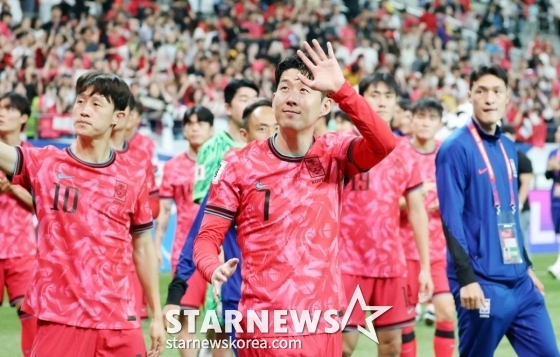 손흥민(가운데)이 지난 10일 서울월드컵경기장에서 열린 한국 대 쿠웨이트의 국제축구연맹(FIFA) 2026 북중미 월드컵 아시아 3차 예선 B조 최종 10차전 승리 후 팬들에게 인사하고 있다. /사진=강영조 선임기자
