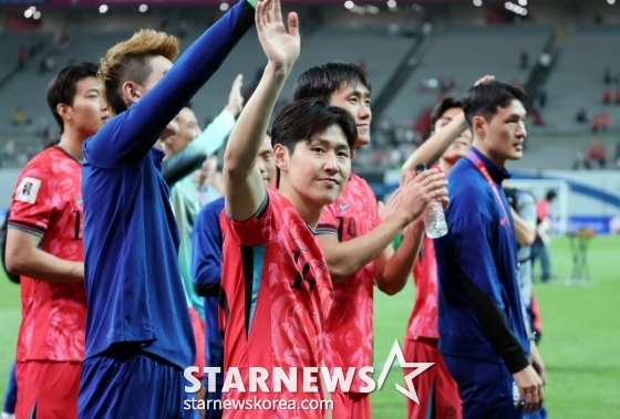 팬들에게 인사하는 이강인(가운데)의 모습. /사진=강영조 선임기자
