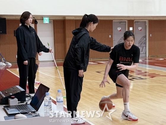 BNK 김도연(맨 오른쪽)이 박정은 감독(가운데)과 이종애 코치의 지도를 받고 있다. /사진=양정웅 기자 