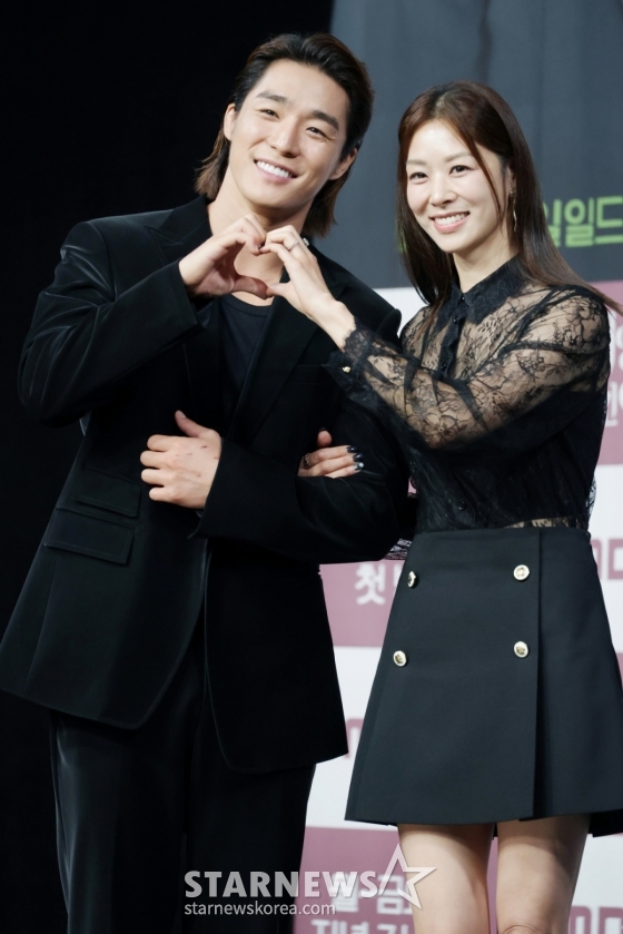 배우 서하준, 장신영이 5일 오전 서울 마포구 상암동 MBC 사옥에서 진행된 일일드라마 &#039;태양을 삼킨 여자&#039; 제작발표회에 참석해 포즈를 취하고 있다.   피해자가 가해자로 둔갑한 세상, 하나뿐인 딸의 이름으로 재벌가에 맞선 한 여자의 처절한 복수극을 그린 드라마 &#039;태양을 삼킨 여자&#039;는 오는 9일 첫 방송된다. /2025.06.05 /사진=이동훈 photoguy@