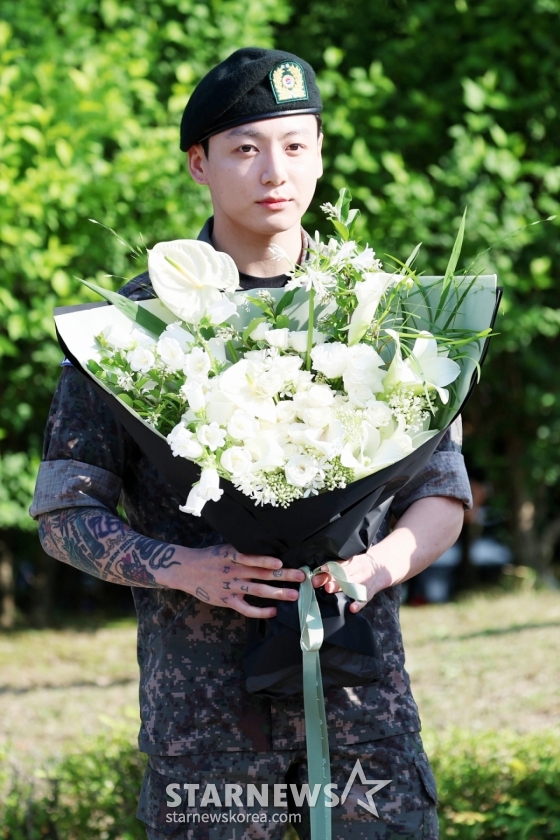육군 5사단 포병여단에서 복무를 마친 BTS 정국이 11일 오전 경기 연천군 연천공설운동장에서 팬들에게 인사를 하고 있다./2025.06.11 /사진=김휘선 hwijpg@