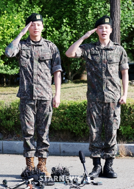 육군 5사단 포병여단에서 복무를 마친 BTS 정국, 지민이 11일 오전 경기 연천군 연천공설운동장에서 경례를 하고 있다./2025.06.11 /사진=김휘선 hwijpg@