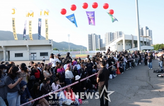 11일 오전 경기 연천군 연천공설운동장에서 팬들이 육군 5사단 포병여단에서 복무를 마친 지민과 정국을 기다리고 있다. /2025.06.11 /사진=김휘선 hwijpg@