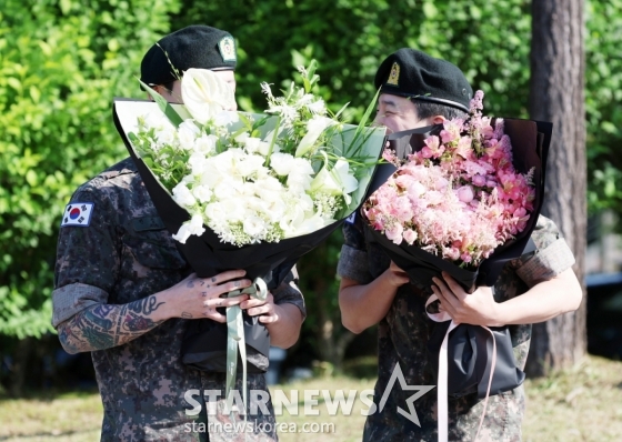 육군 5사단 포병여단에서 복무를 마친 BTS 정국, 지민이 11일 오전 경기 연천군 연천공설운동장에서 팬들에게 인사를 하고 있다./2025.06.11 /사진=김휘선 hwijpg@