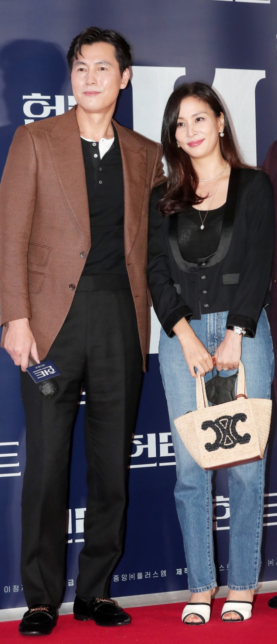 배우 고소영이 2일 오후 서울 강남구 삼성동 메가박스 코엑스에서 진행된 영화 &#039;헌트&#039; VIP시사회에 참석해 정우성, 이정재와 포즈를 취하고 있다.  &#039;헌트&#039;는 조직 내 숨어든 스파이를 색출하기 위해 서로를 의심하는 안기부 요원 &#039;박평호&#039;와 &#039;김정도&#039;가 &#039;대한민국 1호 암살 작전&#039;이라는 거대한 사건과 직면하며 펼쳐지는 첩보 액션 드라마. 오는 10일 개봉. 2022.08.02