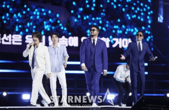 그룹 god가 30일 오후 서울 마포구 상암월드컵경기장에서 열린 &#039;서울스프링페스타 2025&#039; 원더쇼에서 멋진 무대를 선보이고 있다. /2025.04.30 /사진=김휘선 hwijpg@