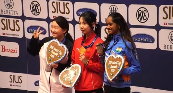  2025 국제사격연맹(ISSF) 월드컵사격대회 10m 공기소총에서 은메달을 획득한 권은지(왼쪽). /사진=대한사격연맹 제공