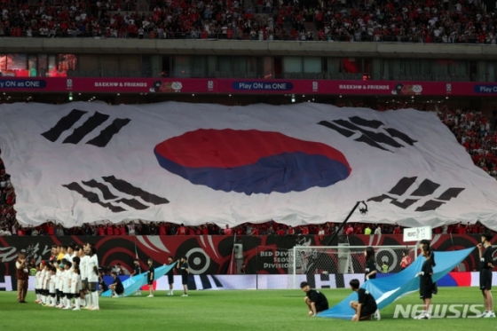 지난해 6월 서울 마포구 서울월드컵경기장에서 열린 2026 국제축구연맹(FIFA) 북중미 월드컵 아시아 지역 2차 예선 조별리그 C조 6차전 한국과 중국의 경기, 한국 팬들이 대형 태극기를 애국가에 맞춰 펼치고 있다. 당시 경기장엔 6만 4935명이 들어차 매진을 기록했다. /사진=뉴시스