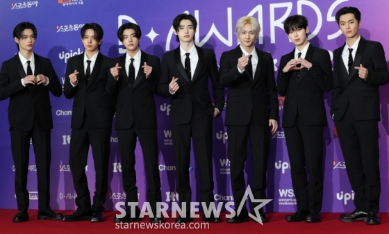 (서울=뉴스1) 권현진 기자 = 엔하이픈 니키(왼쪽부터)와 희승, 제이크, 성훈, 정원, 선우, 제이가 22일 오후 서울 성북구 안암동 고려대학교 화정체육관에서 열린 &#039;제 1회 디어워즈&#039; 레드카펫 행사에 참석해 포즈를 취하고 있다. 2025.2.22/뉴스1  Copyright (C) 뉴스1. All rights reserved. 무단 전재 및 재배포,  AI학습 이용 금지. /사진=(서울=뉴스1) 권현진 기자