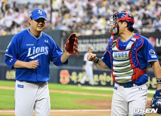 삼성 김태훈(왼쪽)과 포수 강민호. /사진=OSEN