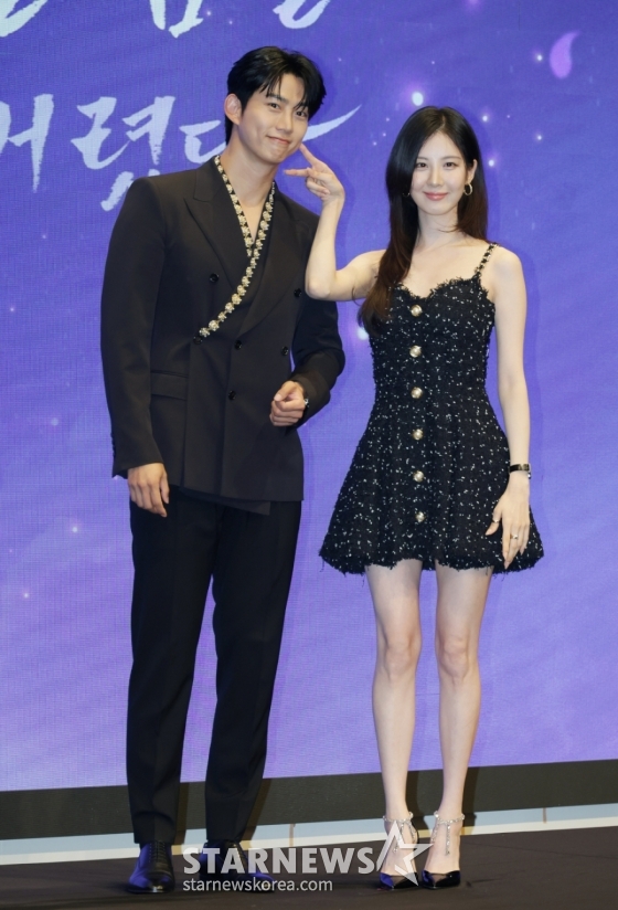 배우 옥택연, 서현이 11일 오후 서울 구로구 디큐브시티에서 진행된 KBS 2TV 수목드라마 &#039;남주의 첫날밤을 가져버렸다&#039; 제작발표회에 참석해 포즈를 취하고 있다.  평범한 여대생의 영혼이 깃든 로맨스 소설 속 병풍 단역이 소설 최강 집착 남주와 하룻밤을 보내며 펼쳐지는 노브레이크 경로 이탈 로맨스 판타지 &#039;남주의 첫날밤을 가져버렸다&#039;는 오늘(11일) 밤 첫 방송된다. /2025.06.11 /사진=이동훈 photoguy@