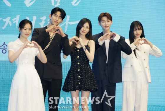 배우 권한솔, 옥택연, 서현, 서범준, 지혜원이 11일 오후 서울 구로구 디큐브시티에서 진행된 KBS 2TV 수목드라마 &#039;남주의 첫날밤을 가져버렸다&#039; 제작발표회에 참석해 포즈를 취하고 있다.  평범한 여대생의 영혼이 깃든 로맨스 소설 속 병풍 단역이 소설 최강 집착 남주와 하룻밤을 보내며 펼쳐지는 노브레이크 경로 이탈 로맨스 판타지 &#039;남주의 첫날밤을 가져버렸다&#039;는 오늘(11일) 밤 첫 방송된다. /2025.06.11 /사진=이동훈 photoguy@