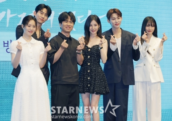 배우 권한솔, 옥택연, 이웅희 감독, 배우 서현, 서범준, 지혜원이 11일 오후 서울 구로구 디큐브시티에서 진행된 KBS 2TV 수목드라마 &#039;남주의 첫날밤을 가져버렸다&#039; 제작발표회에 참석해 포즈를 취하고 있다.  평범한 여대생의 영혼이 깃든 로맨스 소설 속 병풍 단역이 소설 최강 집착 남주와 하룻밤을 보내며 펼쳐지는 노브레이크 경로 이탈 로맨스 판타지 &#039;남주의 첫날밤을 가져버렸다&#039;는 오늘(11일) 밤 첫 방송된다. /2025.06.11 /사진=이동훈 photoguy@