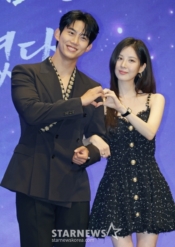 배우 옥택연, 서현이 11일 오후 서울 구로구 디큐브시티에서 진행된 KBS 2TV 수목드라마 &#039;남주의 첫날밤을 가져버렸다&#039; 제작발표회에 참석해 포즈를 취하고 있다.  평범한 여대생의 영혼이 깃든 로맨스 소설 속 병풍 단역이 소설 최강 집착 남주와 하룻밤을 보내며 펼쳐지는 노브레이크 경로 이탈 로맨스 판타지 &#039;남주의 첫날밤을 가져버렸다&#039;는 오늘(11일) 밤 첫 방송된다. /2025.06.11 /사진=이동훈 photoguy@