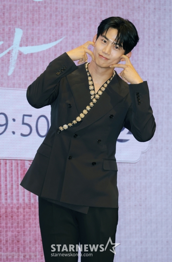 배우 옥택연이 11일 오후 서울 구로구 디큐브시티에서 진행된 KBS 2TV 수목드라마 &#039;남주의 첫날밤을 가져버렸다&#039; 제작발표회에 참석해 포즈를 취하고 있다.  평범한 여대생의 영혼이 깃든 로맨스 소설 속 병풍 단역이 소설 최강 집착 남주와 하룻밤을 보내며 펼쳐지는 노브레이크 경로 이탈 로맨스 판타지 &#039;남주의 첫날밤을 가져버렸다&#039;는 오늘(11일) 밤 첫 방송된다. /2025.06.11 /사진=이동훈 photoguy@