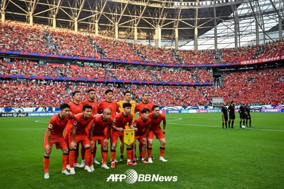 지난 10일 중국 충칭에서 열린 바레인과의 2026 국제축구연맹(FIFA) 북중미 월드컵 아시아 3차 예선에 나선 중국 대표팀 선수들. /AFPBBNews=뉴스1