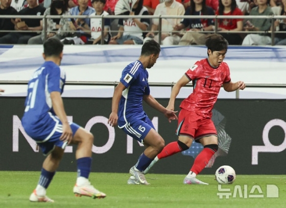 경기에 집중하는 배준호(오른쪽). /사진=뉴시스 제공