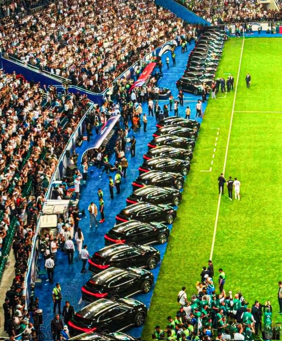 10일 우즈베키스탄 부뇨드코르 스타디움에 줄지어 준비된 SUV 차량들. 이는 2026 국제축구연맹(FIFA) 월드컵을 통해 사상 첫 월드컵 본선 진출을 이룬 우즈베키스탄 대표팀 선수들에게 모두 주어지는 포상이다. /사진=풋볼팩틀리 SNS 캡처