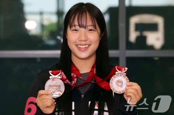 신유빈이 지난 5월 26일 카타르 도하 세계탁구선수권대회를 마치고 인천공항으로 귀국해 2개의 메달을 들어 보이고 있다. /사진=뉴스1