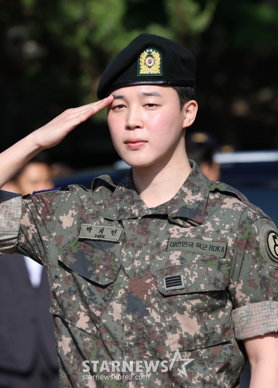 (연천=뉴스1) 권현진 기자 = 방탄소년단(BTS)의 지민이 11일 오전 경기도 연천군 연천공설운동장에서 군복무를 마친 뒤 전역 인사를 하고 있다.   정국과 지민은 지난 2023년 12월 입대해 경기도 연천에 위치한 육군 제5보병사단에서 약 1년 7개월간 병역의 의무를 성실히 수행했다. 2025.6.11/뉴스1  Copyright (C) 뉴스1. All rights reserved. 무단 전재 및 재배포,  AI학습 이용 금지. /사진=(연천=뉴스1) 권현진 기자