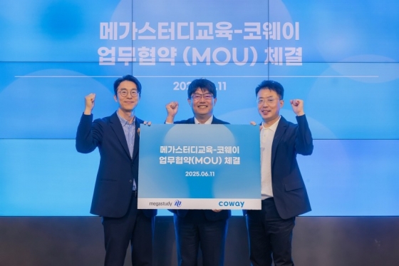 지난 11일 서울 구로구 지타워 코웨이 본사에서 열린 협약식에서 김순태(왼쪽) 코웨이 경영관리본부장, 김명곤(오른쪽) 코웨이라이프솔루션 대표이사, 윤정훈(가운데) 메가스터디교육 러셀학원사업본부장(가운데)이 기념 촬영을 하고 있다.