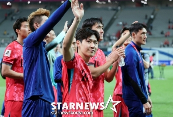 팬들에게 인사하는 이강인(가운데)의 모습. /사진=강영조 선임기자