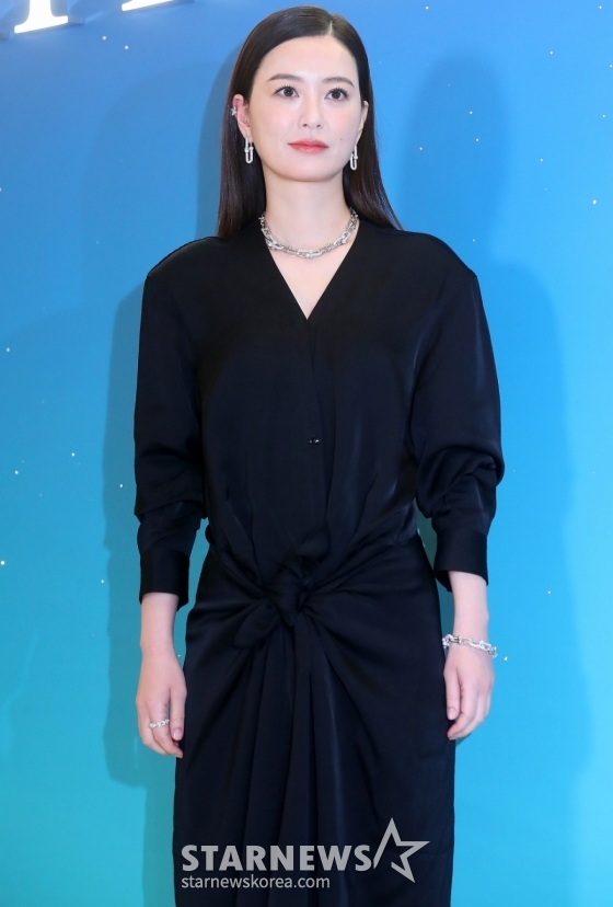 배우 정유미가 13일 서울 송파구 잠실 롯데월드몰에서 진행된  주얼리 브랜드 팝업 스토어 오픈 행사에 참석해 포즈를 취하고 있다. 2024.12.13 /사진=김창현 chmt@