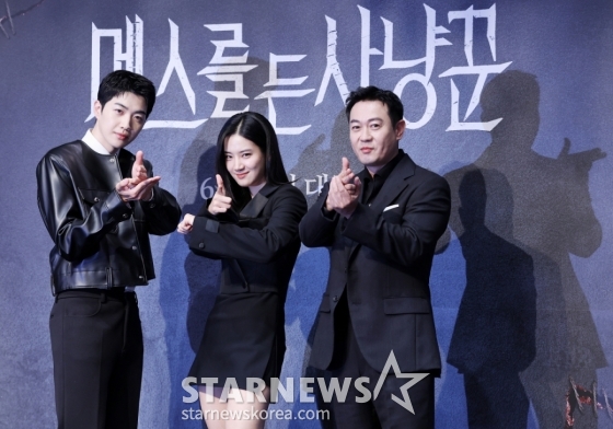 배우 강훈, 박주현, 박용우가12일 서울 구로구 라마다호텔에서 열린 LG유플러스 STUDIO X+U 드라마 &#039;메스를 든 사냥꾼&#039; 제작발표회에서 포즈를 취하고 있다. /2025.06.12 /사진=김휘선 hwijpg@
