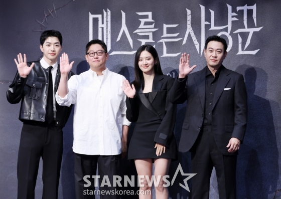 배우 강훈, 이정훈 감독, 배우 박주현, 박용우가12일 서울 구로구 라마다호텔에서 열린 LG유플러스 STUDIO X+U 드라마 &#039;메스를 든 사냥꾼&#039; 제작발표회에서 포즈를 취하고 있다. /2025.06.12 /사진=김휘선 hwijpg@