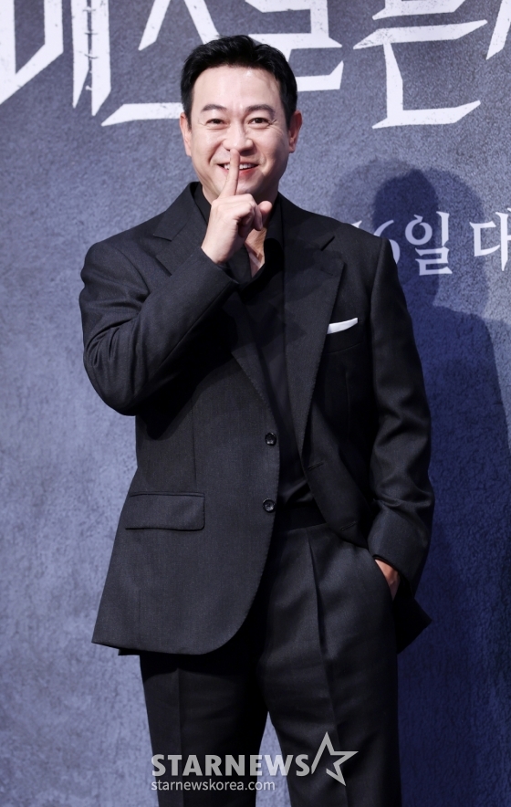 배우 박용우가 12일 서울 구로구 라마다호텔에서 열린 LG유플러스 STUDIO X+U 드라마 &#039;메스를 든 사냥꾼&#039; 제작발표회에서 포즈를 취하고 있다. /2025.06.12 /사진=김휘선 hwijpg@