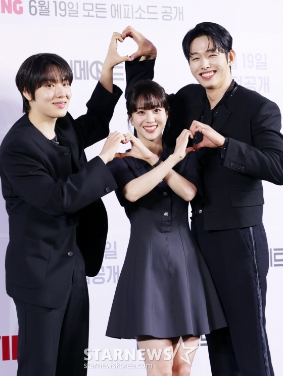 배우 윤현수, 홍화연, 이정식이 12일 서울 마포구 스탠포드호텔에서 진행된 티빙 오리지널 드라마 &#039;러닝메이트&#039; 제작발표회에 참석해 포즈를 취하고 있다. /2025.06.12 /사진=김휘선 hwijpg@