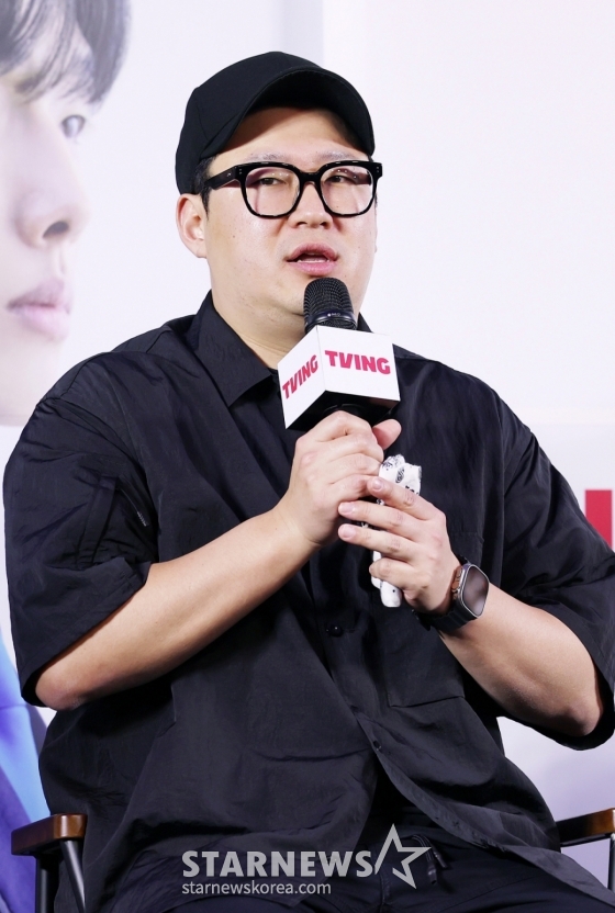 한진원 감독이 12일 서울 마포구 스탠포드호텔에서 진행된 티빙 오리지널 드라마 &#039;러닝메이트&#039; 제작발표회에 참석해 질의응답을 하고 있다. /2025.06.12 /사진=김휘선 hwijpg@