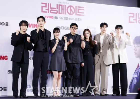 배우 윤현수, 이정식, 홍화연, 한진원 감독, 김지우, 최우성, 이봉준이 12일 서울 마포구 스탠포드호텔에서 진행된 티빙 오리지널 드라마 &#039;러닝메이트&#039; 제작발표회에 참석해 포즈를 취하고 있다. /2025.06.12 /사진=김휘선 hwijpg@