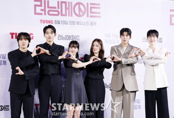 배우 윤현수, 이정식, 홍화연, 김지우, 최우성, 이봉준이 12일 서울 마포구 스탠포드호텔에서 진행된 티빙 오리지널 드라마 &#039;러닝메이트&#039; 제작발표회에 참석해 포즈를 취하고 있다. /2025.06.12 /사진=김휘선 hwijpg@