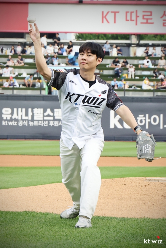 용평리조트의 김준호 씨가 10일 수원 롯데전서 시구하고 있다. /사진=KT 위즈 제공