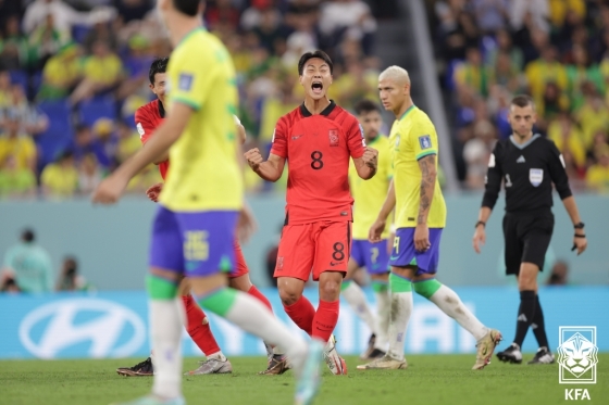 축구 국가대표팀 미드필더 백승호가 지난 2022년 12월 카타르 도하에서 열린 브라질과의 2022 국제축구연맹(FIFA) 카타르 월드컵 16강에서 골을 터뜨린 뒤 포효하고 있다. /사진=대한축구협회 제공