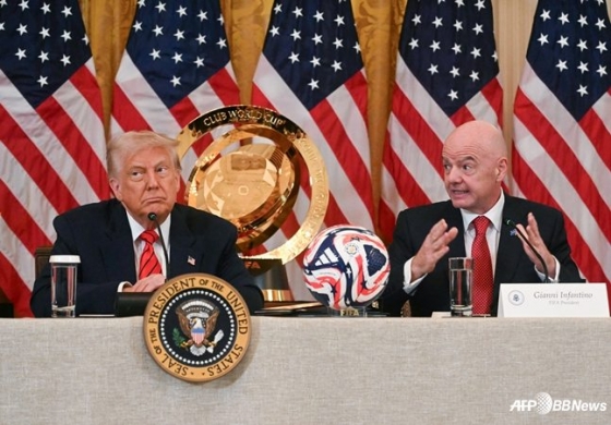 트럼프(왼쪽) 대통령과 인판티노 FIFA 회장. /AFPBBNews=뉴스1