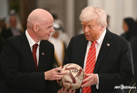 인판티노(왼쪽) FIFA 회장과 트럼프 대통령. /AFPBBNews=뉴스1