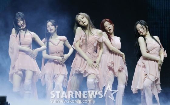 걸그룹 아르테미스가 12일 오후 서울 광진구 예스24라이브홀에서 진행된 새 앨범 ‘Club Icarus’ 발매기념 쇼케이스에서 신곡을 선보이고 있다. /2025.06.12 /사진=이동훈 photoguy@