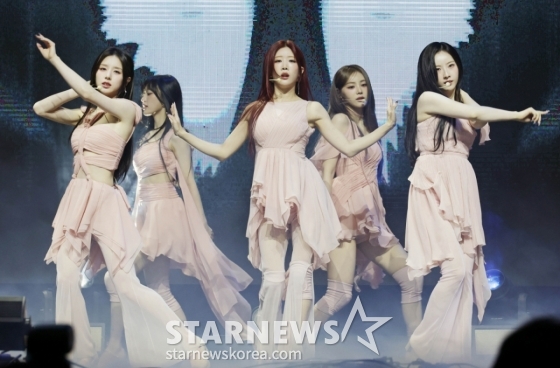 걸그룹 아르테미스가 12일 오후 서울 광진구 예스24라이브홀에서 진행된 새 앨범 ‘Club Icarus’ 발매기념 쇼케이스에서 신곡을 선보이고 있다. /2025.06.12 /사진=이동훈 photoguy@