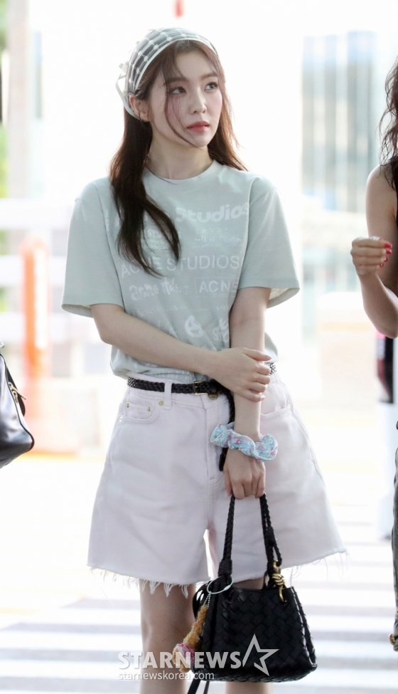 그룹 레드벨벳 아이린이 해외 일정 차 16일 오전 인천국제공항을 통해 출국하고 있다. 2024.08.16 /사진=임성균