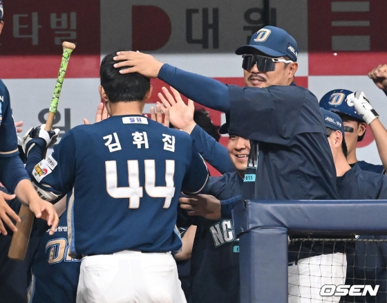 이호준 감독(오른쪽)이 홈런을 치고 돌아온 김휘집의 머리를 쓰다듬어 주고 있다.