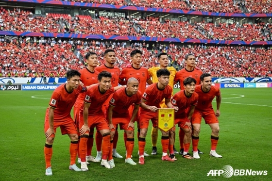 중국 축구대표팀이 경기 전 기념 촬영하고 있다. /AFPBBNews=뉴스1