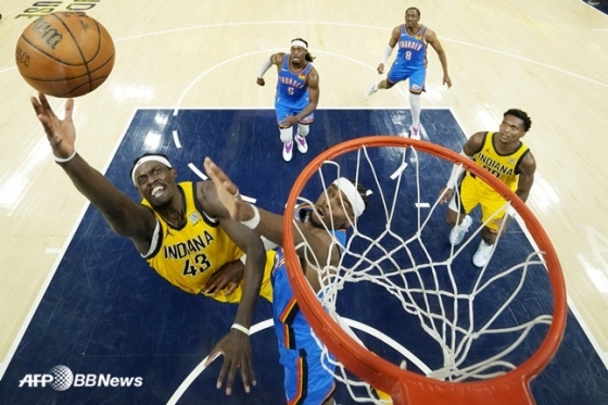 인디애나의 파스칼 시아캄(왼쪽)이 지난 12일(한국시간) 오클라호마시티와 NBA 파이널 3차전에서 골밑 슛을 시도하고 있다. /AFPBBNews=뉴스1