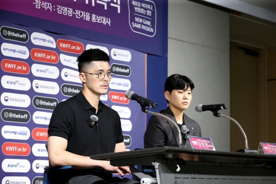 김영광(왼쪽)-전가을 홍보대사.  /사진=한국여자축구연맹