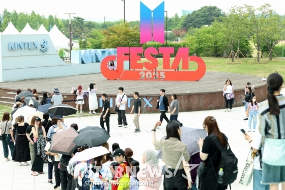 13일 경기 고양시 킨텍스 전시장에서 방탄소년단과 아미의 축제 &#039;BTS FESTA&#039;가 열린 가운데 한국과 글로벌 팬들이 줄을 서 있다. /2025.06.13 /사진=김휘선 hwijpg@